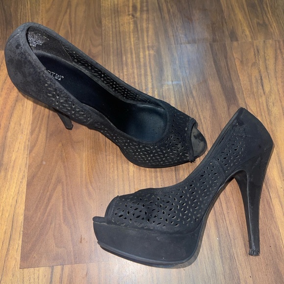 Black Peep Toe Eyelit Heels Classic Pump - Picture 4 of 11